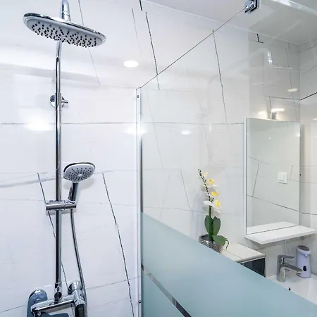 Apartment & Papa - Premium Double Or Twin With Balcony And Partial Sea View Soba 2 Mlini