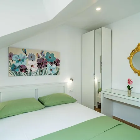 & Papa - Premium Double Or Twin With Balcony And Partial Sea View Soba 2 아파트 믈리니