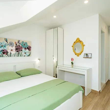 Apartment & Papa - Premium Double Or Twin With Balcony And Partial Sea View Soba 2 Mlini